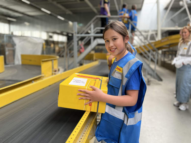 Jongeren die pakketten sorteren - dagbesteding activiteiten